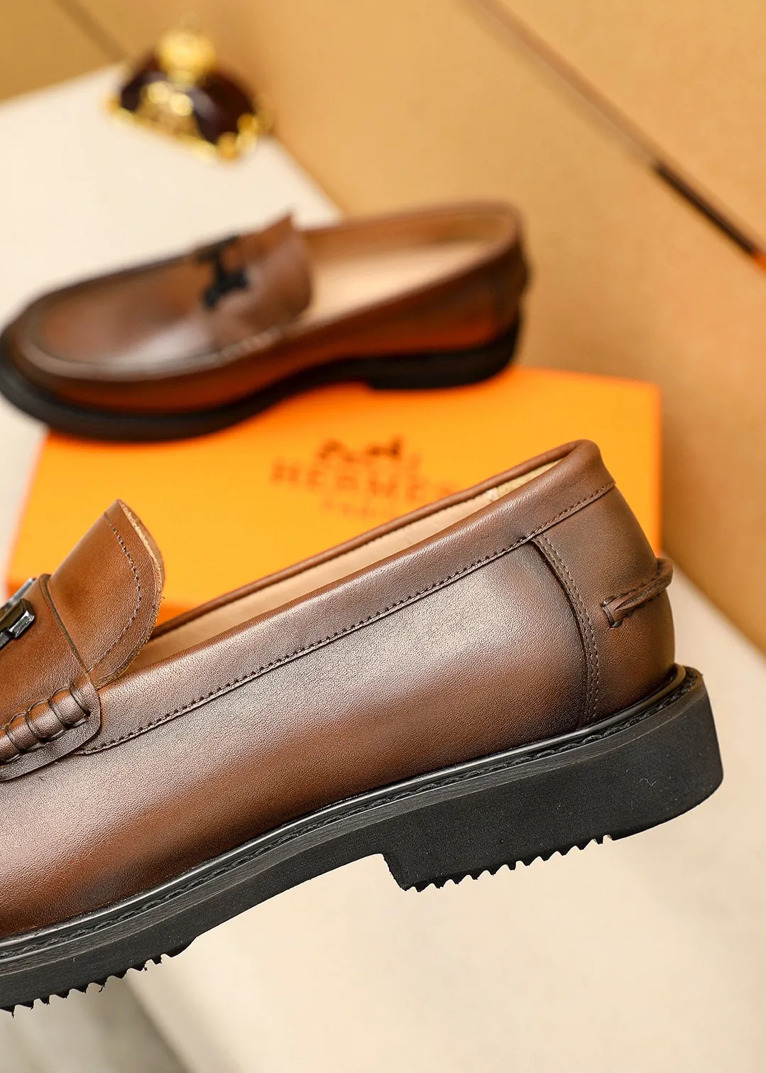 Men's shoes 💰442 💐 Product trademark: HERMES "Hermès" fashionable casual leather shoes Regular size: 38-44 (45🉑️customized) Product materials: Selected imported first-layer calfskin upper + classic hardware buckle, imported cowhide leather lining. Strong three-dimensional visual effect, original outsole color: 2 colors available
